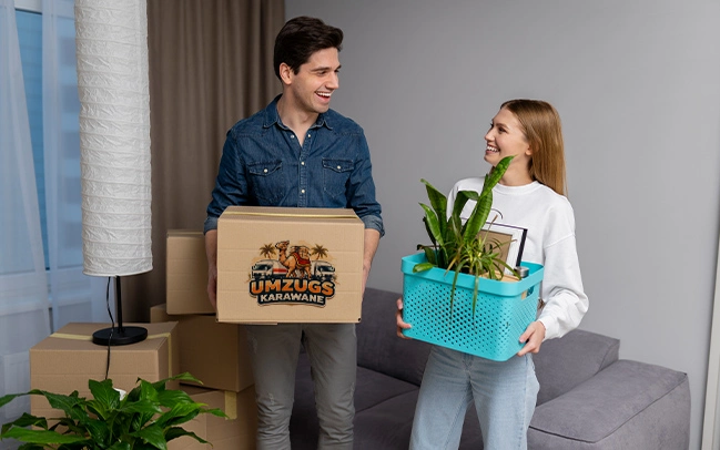 Paar mit Umzugskartons in heller Altbauwohnung